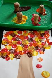 Man kann sich drachen und windräder anfertigen, die durch den stürmischen herbstwind schnell in bewegung kommen. Diy Autumn Crafts Diy Fall Crafts Diy Autumn Cork Painting Kunstprojekte Fur Kleinkinder Basteln Herbst Herbstdeko Mit Kindern Basteln