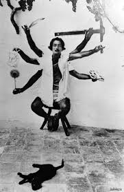 Сочетание фиолетовых и оранжевых оттенков, в которых выполнен. Salvador Dali 40 Foto