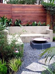 Elaborate, practical and simple garden ideas are in no short supply thanks to an increasing number if your garden is tight on space, a vertical garden is a great way to transform a dull wall into a bright. Screening Fence Or Garden Wall 102 Ideas For Garden Design Interior Design Ideas Ofdesign