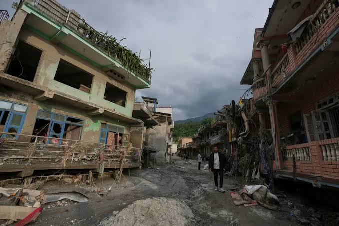 Aumenta a 586 la cifra de muertos y supera los 2 mil 400 desaparecidos por deslaves en Nepal y China - Potosinoticias.com