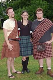 Vi åkte med sas från arlanda till edinburgh, vi hyrde bil och fortsatte norrut mot inverness och ca två mil norr om inverness ligger dingwall, där vi bodde de fem första dagarna! 21 Kilt Ideer Skottland Kilts Klader