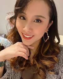 昨晚受邀担任**Branding Association** 的新年晚宴表演嘉宾，和四位美女舞者一起带来精彩演出！非常感谢宗亲Agnes Chua的邀请和安排，可惜没能和她合照，太可惜了！下次喝茶一定要补上美照～  祝大家蛇年行大运，生意兴隆！ Honored to be