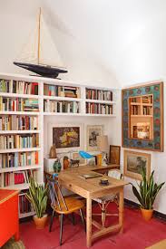 The Arrangement Of Bookshelf Around A Corner Desk Is Very Warm And Homey Feeling It Also Gives The Area A Good Office Use In 2020 Home Home Office Design Home Decor