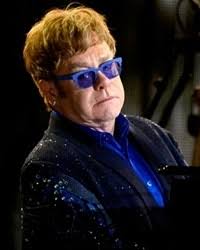 Elton John dle Rusů svým oblečením propaguje homosexualitu