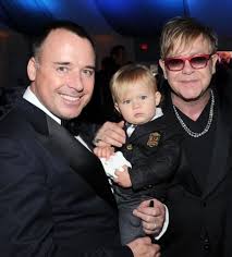 Nou is die buitengewone sangeres met david fernish getroud en het hy twee seuns van surrogaatmoeders. Jetzt Aber Zweites Kind Fur Elton John Und David Furnish Ok Magazin