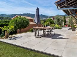 Si vous n'avez pas de pente, vous devrez réaliser au préalable une chape de rattrapage pour former une pente de la maison vers le jardin. Quel Materiau Pour Ma Terrasse Prix Avantages Et Inconvenients