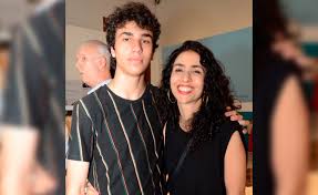 She sold three million albums with the super group tribalistas in 2003. O Tempo Voa Mano Wladimir Primogenito De Marisa Monte Faz 18 Anos Tao Discreto Como A Mae Notas Glamurama