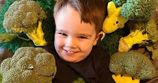 Tot is Britain's biggest fan of broccoli and sleeps with green veggie every  night
