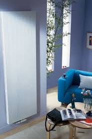 Radiateurs décoratif vertical aux lignes pures, avec une face avant plane et avec des parois latérales fermées et légèrement galbées. Radiateur Acier A Eau Chaude Reggane Deco Vertical De Finimetal Radiateur Radiateur Vertical Mobilier De Salon