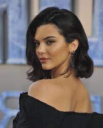 Kendall Jenner Black Hair Black Dress Short To Mid Length Hairstyles Penteados Cabelo Penteado Cabelo Medio