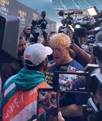 Video shows jake paul taking mayweather's hat and shouting got your hat! during the confrontation before. Tay17yqqame6gm