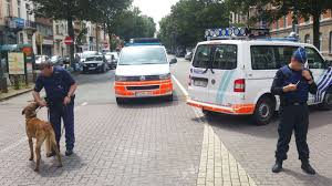 Le parquet national antiterroriste se saisit de l'enquête sur l'attaque au couteau, qui a coûté la vie à une fonctionnaire de police à rambouillet ce 23 avril. Attaque Terroriste Presumee A Bruxelles Le Suspect Est Un Ancien Militaire L Express