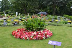 Esstische im garten aus holz, metall der schöne esstisch im garten. Rheinische Treuhandstelle Fur Dauergrabpflege Gmbh Memoriam Gaerten Im Rheinland Essen Parkfriedhof