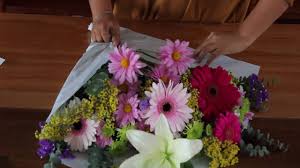 Ver más ideas sobre rosas azules, rosas, uñas azules. Como Hacer Un Ramo De Flores Primaverales Youtube
