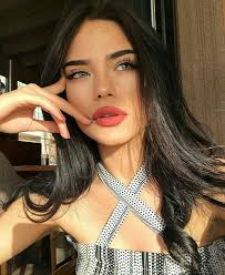 Melike Arzu Sevimli Kisa Sac Siyah Sac Sac Ve Makyaj