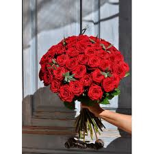 Pour un mariage, optez pour un bouquet de roses blanches. Bouquet De 50 Roses Rouges