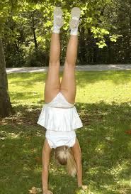 スカートで逆立ちはパンチラ・パンモロして当然なエロ画像 - 性癖エロ画像 センギリ | lepka-lepka.ru