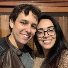 A professora foi muito sincera: há duas crianças na sala que batem e  xingam. A escola tenta conversar com os pais, mas eles evitam o assunto.  (Inclusive faltaram nessa reunião) E enquanto