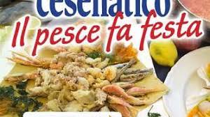 Cesenatico si trasforma in un grande ristorante a cielo aperto per l'evento gastronomico il pesce fa festa. A Cesenatico Il Pesce Fa Festa
