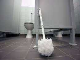 Toilet was originally a french loanword (first attested in 1540) that referred to the toilette (little cloth) draped over one's shoulders ^ the french eau de toilette (toilet water) is sometimes used as a. Toilette Verstopft Wie Pompel Und Pet Flasche Fur Erlosung Sorgen Wohnen
