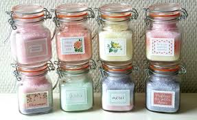 Faire Des Sels De Bain Colores Et Aux Huiles Essentielles Lina Haeg Diy En 2020 Sel De Bain Sels De Bain Maison Sels De Bain Diy