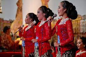 Menyanyi secara unisonomembutuhkan kerja sama antara anggota kelompok karena jika berbeda sendiri suaranya akan terdengar kurang harmonis dan tidak bagus. Gaya Bernyanyi Lagu Daerah Masyarakat Sunda Dan Cianjur Kumparan Com