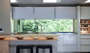 Esto le ha obligado a tirar de ingenio y a narrar su nuevo documental un planeta perfecto, a través de un micrófono injertado en su cocina a través de una ventana. Con El Fregadero Bajo La Ventana Cocinas Con Estilo