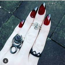 Black And Red Stiletto Nails Pin Ot Polzovatelya Mandy Leuck Na Doske Yeah Nogti Vedmy Hrustalnye Nogti Dizajnerskie Nogti