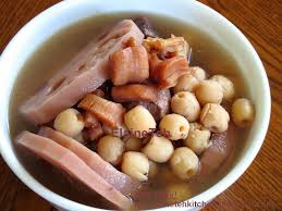 双莲干贝汤新春佳节 每家每户都会在团年饭或年初二年时 烹调一些好意头的年菜 莲藕也是其中一道会出现在很多餐桌上的菜肴 往年每逢佳节 莲藕的价格也会随着上升 但今年我在hero market却买到廉价的莲藕 才rm3 soup dish recipes chinese new year food