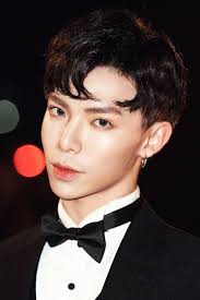 Erik thích trang điểm đậm