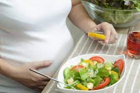 Makanan pertama yang harus dihindari ibu hamil pada trimester pertama adalah keju dan produk susu yang tidak dipasteurisasi. Makanan Yang Tepat Untuk Ibu Hamil Trimester Pertama Nakita