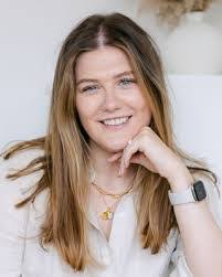 Sara Hutton's Instagram, Twitter & Facebook