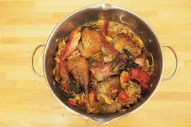 Coprite la faraona con le fette di pancetta, legatela bene, adagiatela in una teglia servite la faraona tagliata a pezzi e cosparsa con il suo sughetto, sormontata dalla pancetta e accompagnata dai funghi. Faraona Al Forno Con Funghi E Pancetta