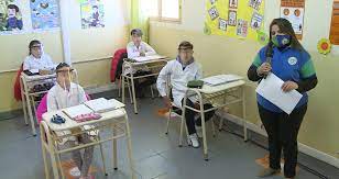 Es una de las 2.117 escuelas que este miércoles retomaron las clases presenciales en la ciudad de buenos aires después de un año de pandemia, en el que las aulas permanecieron cerradas. El Gobierno Autorizo Las Clases Presenciales En La Ciudad Vuelven El Martes Noticias Economicas Financieras Y De Negocios El Cronista