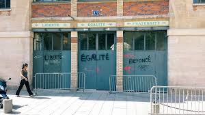 Consulta aquí horarios y recintos. Epic Beyonce Street Art Surfaces In Paris