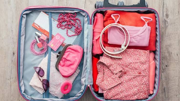 7 Cara Packing yang Efisien agar Koper Muat Banyak Baju