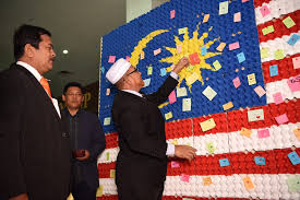Dataran merdeka bukan sahaja merupakan lokasi bersejarah, ia juga turut menempatkan banyak tarikan penting di kuala lumpur. Tukar 100 Bekas Telur Jadi Jalur Gemilang Ydp Mpsp Harap Warga Seberang Perai Kongsi Mesej Merdeka Buletin Mutiara
