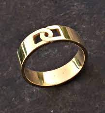 Browse our selection of diamond promise rings, sapphire rings, and many couples choose to give promise rings as a symbol of their love. Mens Gold Ring Wedding Band