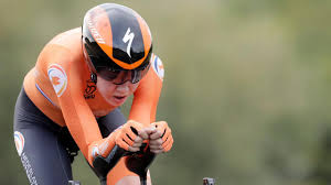 Nel mondiale di imola tocca invece ad anna van der breggen fare il vuoto a 43 km dal termine e l'esito è il medesimo. Van Der Breggen Can Hardly Believe World Title Time Trial After Four Times Silver Teller Report
