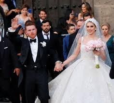 La boda religiosa de saúl 'canelo' álvarez con fernanda gómez llamó la atención a nivel internacional, así que toda la gente que espero desde las 16:30 horas que se instalaron las vallas en las afueras de la catedral de guadalajara, sentían cierto privilegio y en lo que llegaba el momento del. Plk9yh6ejjfyxm