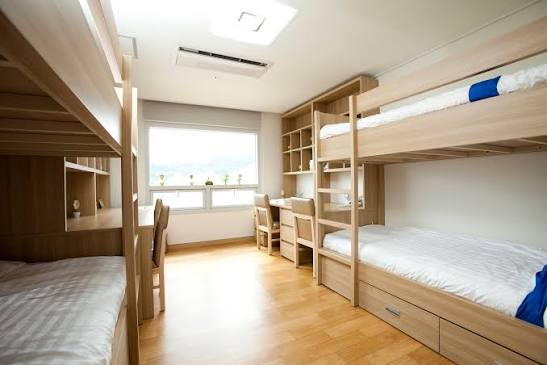 KTX Trường đại học Chung-Ang Chung-Ang Seoul campus sở hữu 3 tòa kí túc xá  khang trang, rộng rãi là: Blue Mir (블루미르홀),Future House (퓨처하우스) và Global  House (글로벌하우스). Mỗi tòa kí