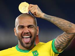 Daniel Alves vibra com ouro e 43º título de gosto especial: "Era virgem"