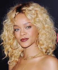 Platin Sarisi Sac Rengi Rihanna Google Da Ara Rihanna Blonde Hair Cool Hairstyles Curly Hair Styles