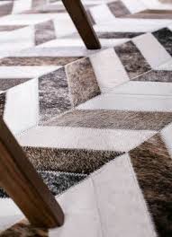 Kuhfell Teppich Husked Chevron Onloom Teppiche Frisches Wohnen Geometrische Muster Frischen Deinen Wohnraum Auf Geometri Chevron Contemporary Rug Contemporary