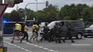 Der amoklauf an einer schule in winnenden erschütterte vor zehn jahren die menschen in bei einem live im internet übertragenen amoklauf in der stadt korat im nordosten thailands, hat ein. Der Amoklauf Am Oez Ein Ruckblick Als Der Schrecken Nach Munchen Kam Oberbayern Br24 Br De