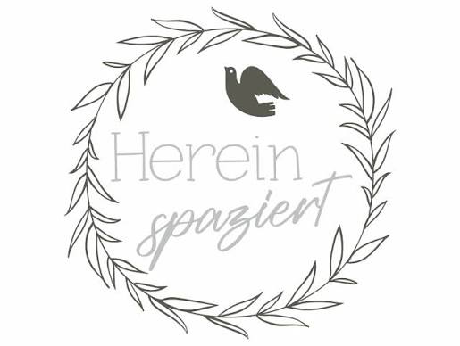 Wandtattoo Hereinspaziert im Blätterkranz