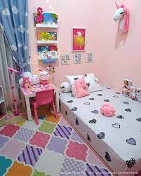 Terlihat bahwa kamar tersebut hanya memiliki dua warna dominan yaitu putih dan ungu. 10 Ide Kamar Tidur Dengan Kasur Lesehan Agar Gak Membosankan