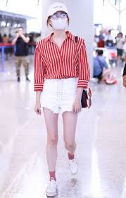 江疏影2018年6月29日上海机场街拍 身着sandro条纹衬衫 搭配摩安珂 mo co 白色短裤 踩鬼冢虎 onitsuka tiger 运动鞋 肩背汤米 希尔费格 tommy hilfiger 三色斜纹单肩包 戴dev fashion best photo poses celebrity style