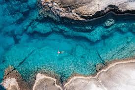 Bij het strand zijn een paar taverna's en er zijn wat accommodaties in de omgeving, maar het is er vergeleken met sommige andere stranden vrij rustig. Sarakiniko Beach Milos Griechenlands Mondlandschaft