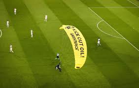 Das erste spiel gegen frankreich hat deutschland mit 0:1 verloren. Em Greenpeace Hat Die Polizei Angeblich Uber Motorschirm Aktion Beim Spiel Deutschland Gegen Frankreich Informiert
